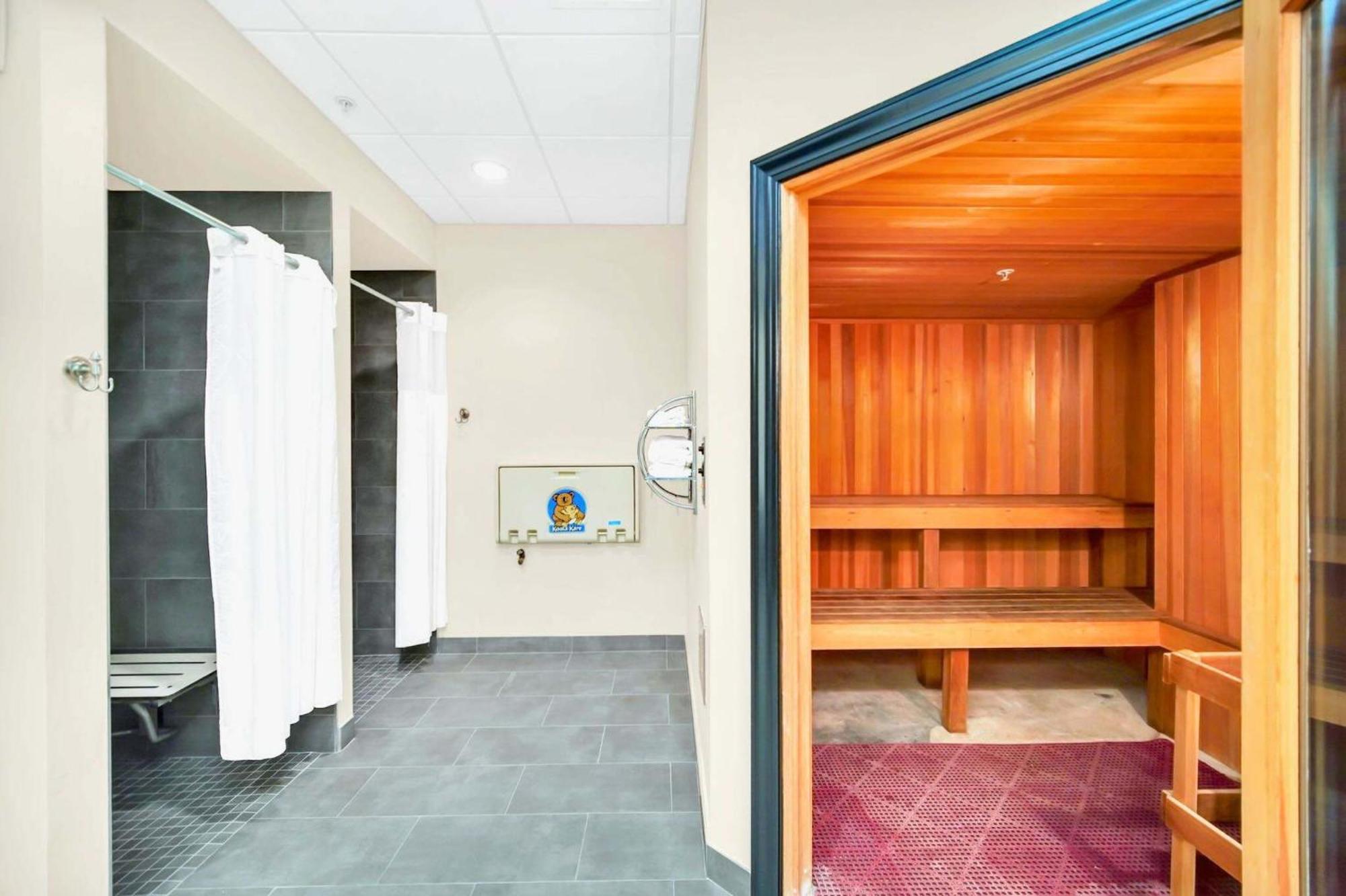 Holiday home Upscale 3br W Pool And Hot Tub - Near *